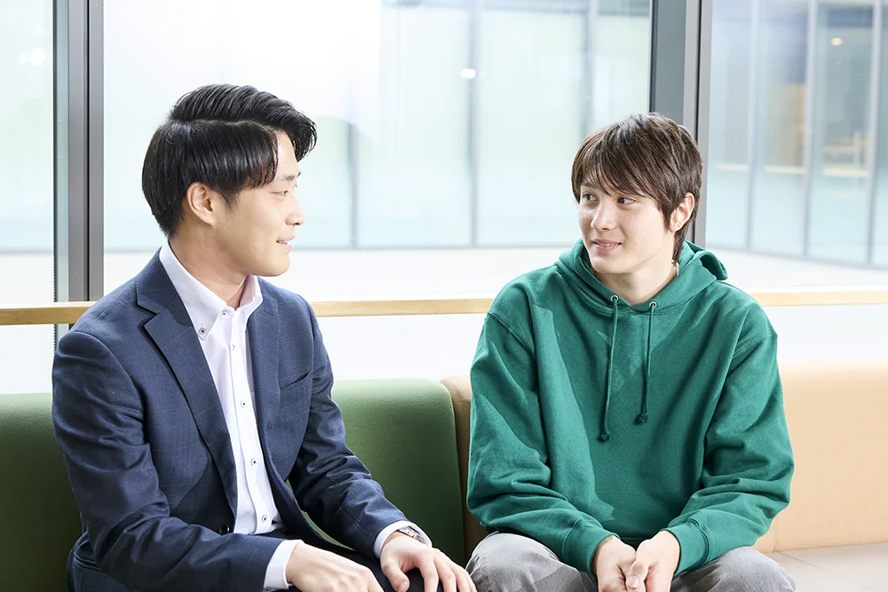教員と生徒が対話している様子